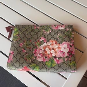GUCCI
GG Supreme Monogram Blooms Print Large Cosmetic Case Antique Rose